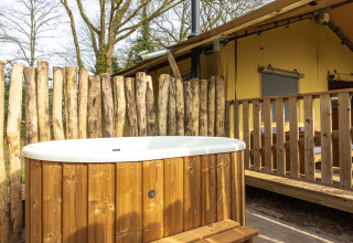 Vasca idromassaggio in legno con scaletta presso la tenda safari 'De Bos Escape' a Gooise Heide, Paesi Bassi.