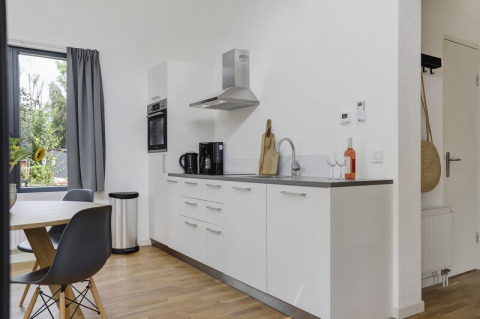 Cuisine moderne et coin repas dans Boslodge Plus avec bain à remous, Holiday center 't Schuttenbelt, Pays-Bas.