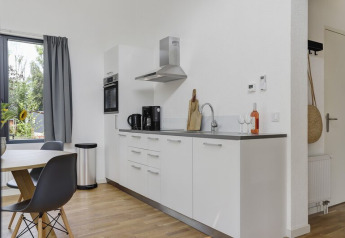 Moderne køkken og spiseplads i Boslodge Plus med Hottub, Holiday center 't Schuttenbelt, Holland.