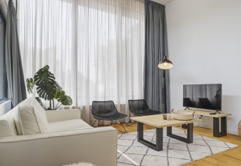 Modernes Wohnzimmer mit großen Fenstern im Boslodge Plus mit Hottub im Holiday Center 't Schuttenbelt, Niederlande.