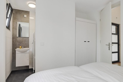 Slaapkamer met en-suite badkamer, ingebouwde kast en moderne inrichting bij Boslodge Plus met Hottub.