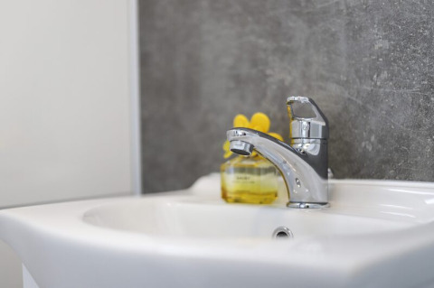 Lavabo moderne avec robinet chromé et savon liquide à Boslodge Plus met Hottub, 't Schuttenbelt, Pays-Bas.