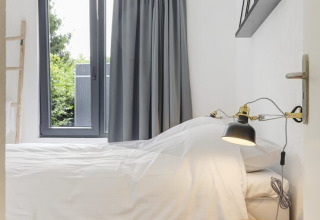 Dormitorio minimalista de Boslodge Plus met Hottub en Holiday center 't Schuttenbelt, Países Bajos.