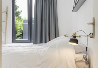 Chambre minimaliste à Boslodge Plus met Hottub, Holiday center 't Schuttenbelt, Pays-Bas.