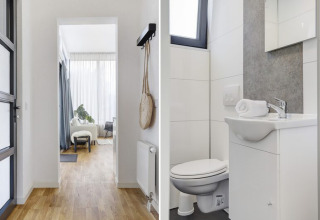 Lichte hal met houten vloer, moderne badkamer en gezellige woonkamer in Boslodge Plus met Hottub.