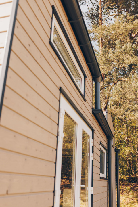 Nærbillede af den moderne træbeklædte facade på «Koya» Tiny Loft, Wilsumer Berge, Tyskland.
