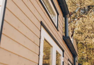 Nærbillede af den moderne træbeklædte facade på «Koya» Tiny Loft, Wilsumer Berge, Tyskland.