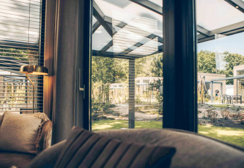 Blick aus dem Wohnzimmer eines Tiny House Rosendael met hottub im Veluwe park de Bosgraaf, Niederlande.