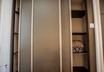 Einbauschrank mit Schiebetüren im Tiny House Rosendael mit gefalteten Decken, Veluwe Bosgraaf, Niederlande.