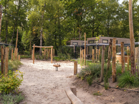 Natuurlijke speeltuin voor tiny house Rosendael met hottub in Veluwe park de Bosgraaf, Nederland