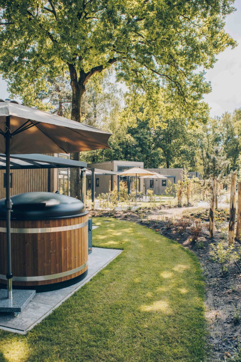 Tiny house Rosendael met hottub en terras in groene omgeving op Veluwe park de Bosgraaf in Nederland.
