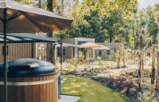 Tiny house Rosendael met hottub en terras in groene omgeving op Veluwe park de Bosgraaf in Nederland.