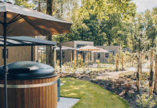 Tiny house Rosendael met hottub en terras in groene omgeving op Veluwe park de Bosgraaf in Nederland.