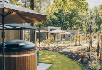 Tiny house Rosendael met hottub en terras in groene omgeving op Veluwe park de Bosgraaf in Nederland.