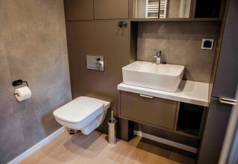 Modernes kleines Bad mit Wandtoilette und eckigem Waschbecken im Tiny House Rosendael, Veluwe, NL.