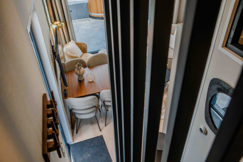 Bovenaanzicht van tiny house Rosendael met eettafel in Veluwe park de Bosgraaf, Nederland.