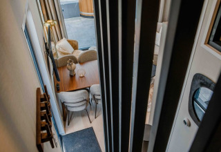 Bovenaanzicht van tiny house Rosendael met eettafel in Veluwe park de Bosgraaf, Nederland.