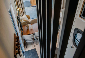 Bovenaanzicht van tiny house Rosendael met eettafel in Veluwe park de Bosgraaf, Nederland.