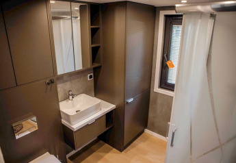 Modernes Bad im Tiny House Rosendael met hottub, Veluwe park de Bosgraaf, Niederlande.