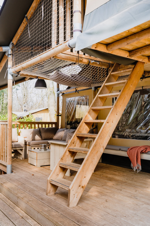 Houten trap en terras bij het luxe safaritent ‘De Bosvilla’ op de Gooise Heide in Nederland.