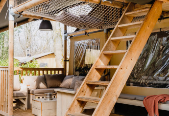 Houten trap en terras bij het luxe safaritent ‘De Bosvilla’ op de Gooise Heide in Nederland.