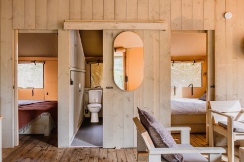 Interieur van safaritent 'De Bosvilla' op de Gooise Heide in Nederland met slaapkamers en badkamer.