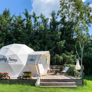 Glamping Dome accommodation at Das Franzl Bett und Brot – Domes Salzburg, set in lush green surroundings.