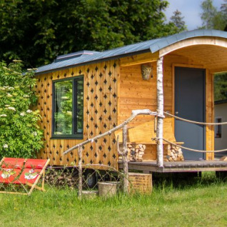 Cozy tiny house for glamping at Das Franzl Bett und Brott – Tiny House Salzburg with porch and nature.