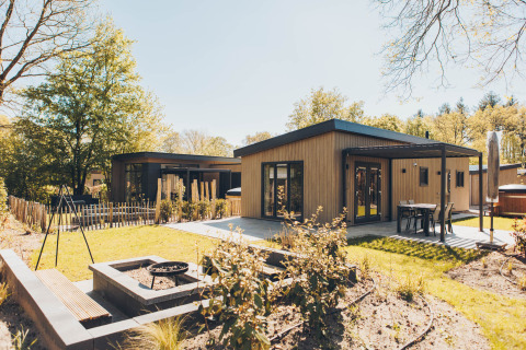 Lodge Loevestein Deluxe con vasca idromassaggio, patio, zona fuoco e giardino in ambiente silenzioso.