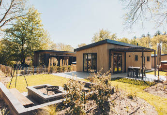 Lodge Loevestein Deluxe con vasca idromassaggio, patio, zona fuoco e giardino in ambiente silenzioso.