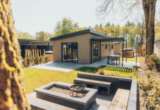 Loevestein Deluxe lodge at Veluwe park de Bosgraaf, Netherlands, with patio, outdoor dining, and firepit.