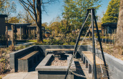 Coin salon extérieur avec bancs, brasero et grill au Loevestein Deluxe, Veluwe park de Bosgraaf, Pays-Bas.