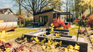 Loevestein Deluxe Lodge mit moderner Terrasse, Whirlpool, Sauna und gepflegtem Garten im Grünen.