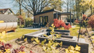 Loevestein Deluxe Lodge mit moderner Terrasse, Whirlpool, Sauna und gepflegtem Garten im Grünen.