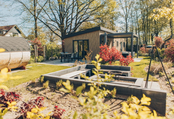 Loevestein Deluxe lodge met moderne veranda, luxe hottub, sauna en een fraai aangelegde tuin.