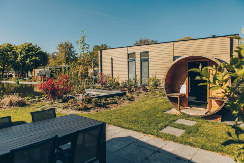 Area esterna del lodge Loevestein Deluxe al Veluwe park de Bosgraaf, Paesi Bassi, con terrazza e sauna.