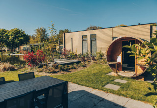 Area esterna del lodge Loevestein Deluxe al Veluwe park de Bosgraaf, Paesi Bassi, con terrazza e sauna.