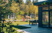 Lodges modernos y terraza rodeados de naturaleza y árboles en Veluwe park de Bosgraaf, Países Bajos.