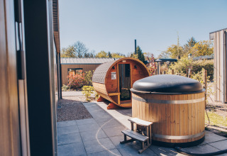 Außenbereich der 'Batenburgh' Deluxe Lodge mit Sauna und Whirlpool im Veluwe Park de Bosgraaf, Niederlande.