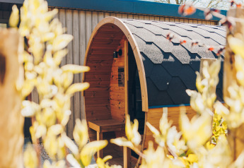 Udendørs foto af en trætønde-sauna ved Batenburgh lodge, Veluwe park de Bosgraaf i Holland.