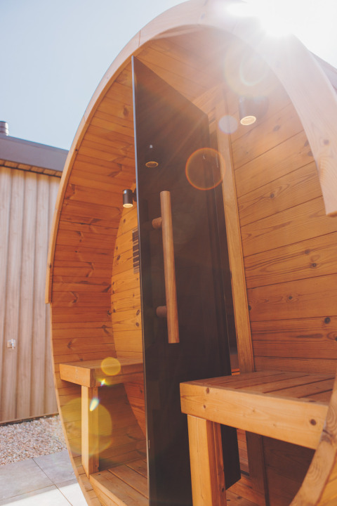 Sauna a botte all’aperto sotto il sole presso Batenburgh Deluxe, Veluwe park de Bosgraaf, Paesi Bassi.