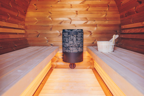 Innenaufnahme einer Sauna im „Batenburgh“ Deluxe-Lodge, Veluwe park de Bosgraaf, Niederlande.