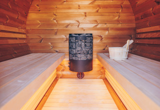 Vista interna di una sauna al lodge «Batenburgh» Deluxe, Veluwe park de Bosgraaf, Paesi Bassi.