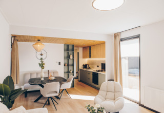 Moderne lodge woonkamer en keuken met veel daglicht in Valkhof met Hottub, Veluwe park de Bosgraaf, Nederland.