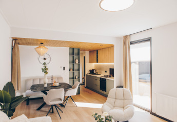 Área de sala y cocina moderna de lodge con luz natural en Valkhof met Hottub, Veluwe park de Bosgraaf, Países Bajos.