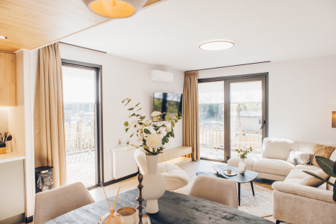 Lichte, moderne woonkamer in Valkhof met Hottub lodge in Veluwe park de Bosgraaf, Nederland.