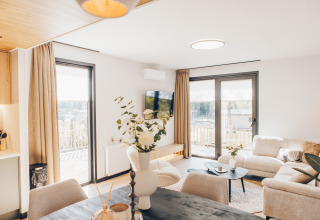 Sala de estar luminosa y moderna en Valkhof met Hottub lodge en Veluwe park de Bosgraaf, Países Bajos.