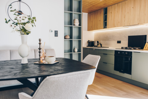 Moderne keuken en eetgedeelte in Valkhof met Hottub, Veluwe park de Bosgraaf, Nederland.