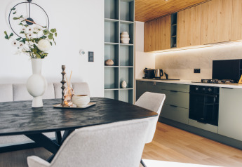Cocina moderna y comedor en Valkhof met Hottub, Veluwe park de Bosgraaf, Países Bajos.