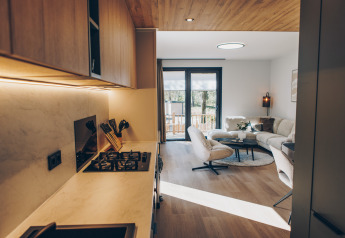 Lodge moderno con cucina a vista e soggiorno accogliente, grandi finestre al parco Veluwe, Paesi Bassi